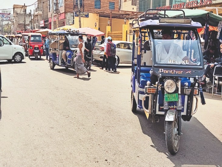 अंबेडकर चौक से भगवान वाल्मीकि चौक की तरफ जाते ऑटो, (दाएं) बस्ती अड्डा चौक से भगवान वाल्मीकि चौक की तरफ जाते ऑटो । - Dainik Bhaskar