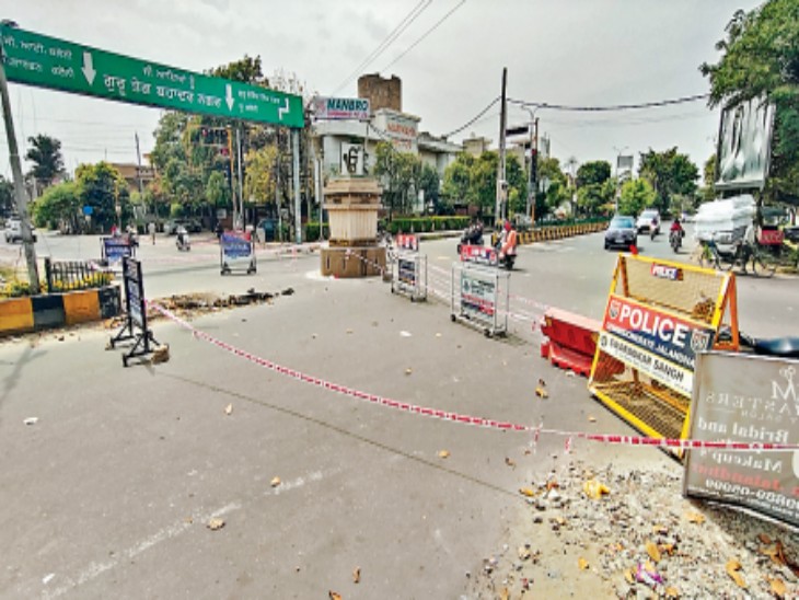 जीटीबी नगर में मैनहोल को ठीक करने के लिए बंद किए रास्ते। - Dainik Bhaskar