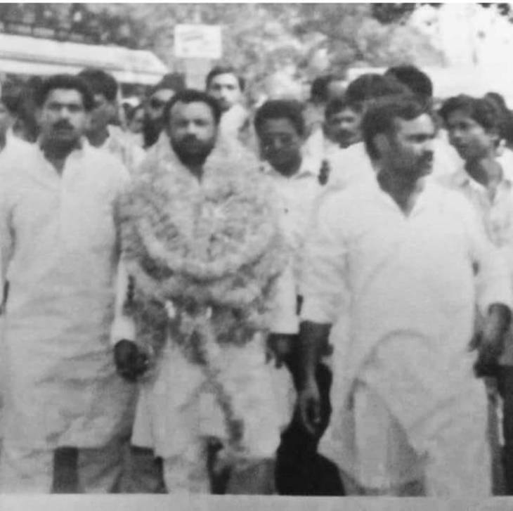 ये तस्वीर 1980 के दशक की है जब वीरेंद्र प्रताप शाही चुनाव प्रचार पर निकले थे। कहा जाता है कि चुनाव प्रचार में वो खुली जीप पर जिंदा शेर लेकर चलते थे। उनका चुनाव चिन्ह भी शेर ही था।