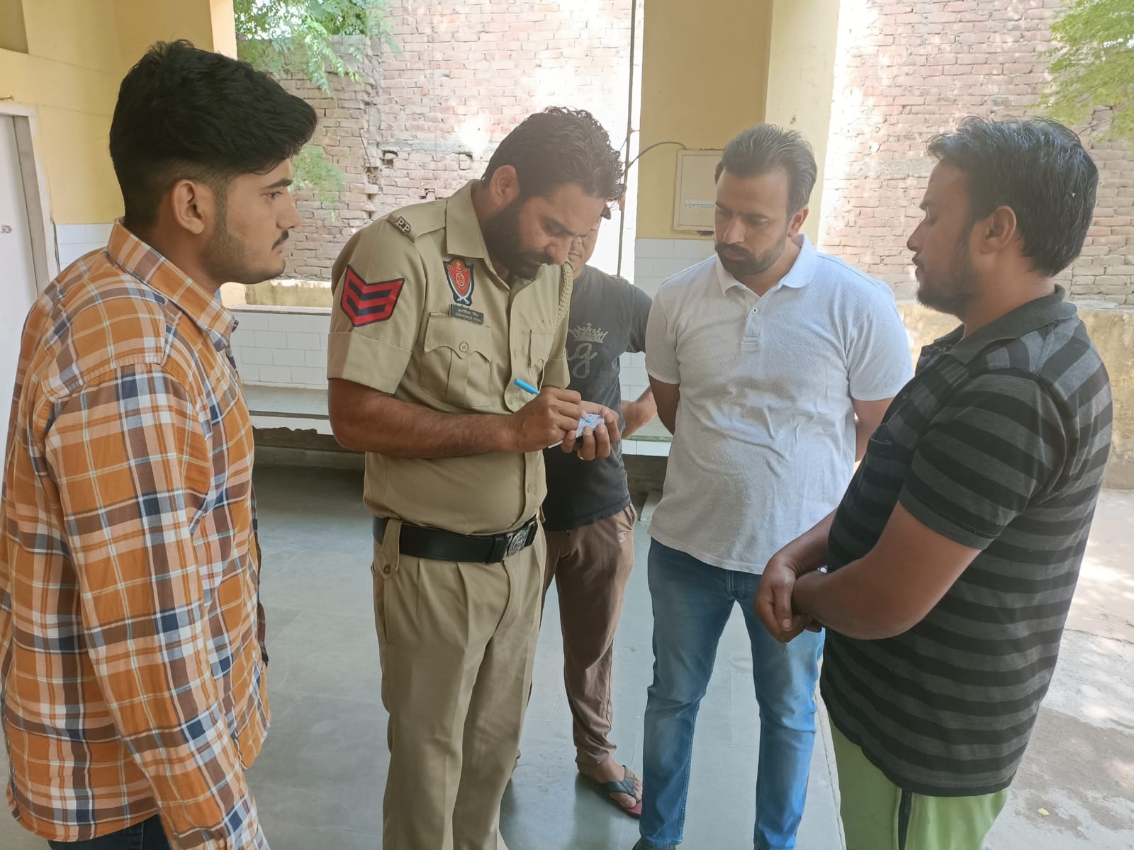 अबोहर में महिला ने किया सुसाइड: बेटे की बीमारी से दुखी होकर मौत को गले लगाया 3 पति के बयान दर्ज करती पुलिस।