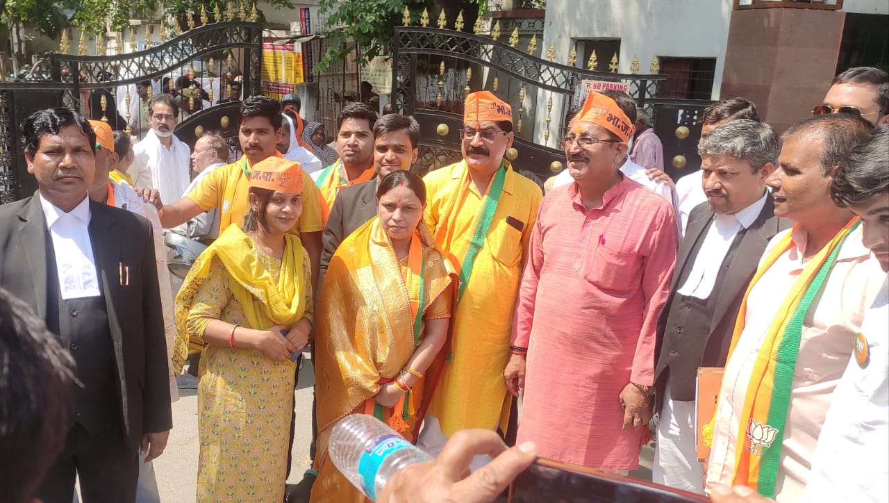 नाामांकन करके प्रत्याशी साथ में उनके समर्थक।
