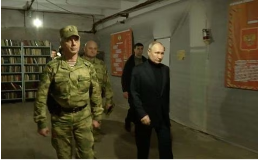 तस्वीर यूक्रेन के खरसोन पहुंचे रूस के राष्ट्रपति व्लादिमिर पुतिन की है।