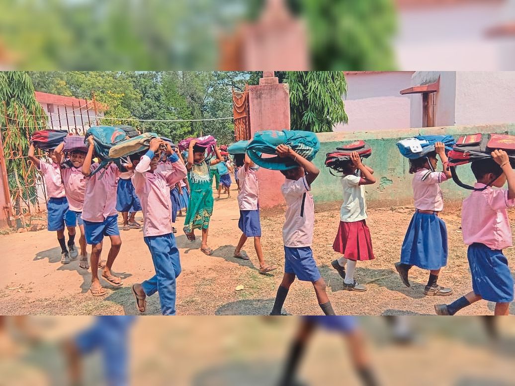 Small school children battling between the scorching sun and heat stroke | बढ़ती तपिश से परेशानी बढ़ी: चिलचिलाती धूप और लू के थपेड़ों के बीच जूझ रहे छोटे-छोटे स्कूली बच्चे ...