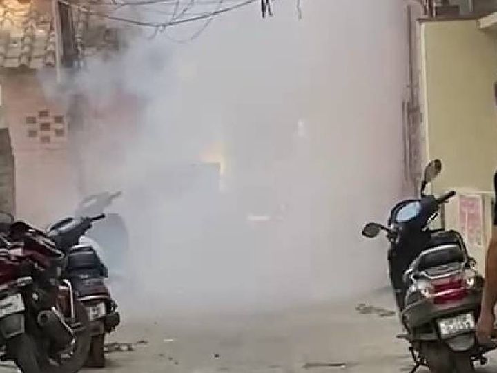 बम धमाके की आवाज सुनकर इलाके के लोग डरे हुए हैं।