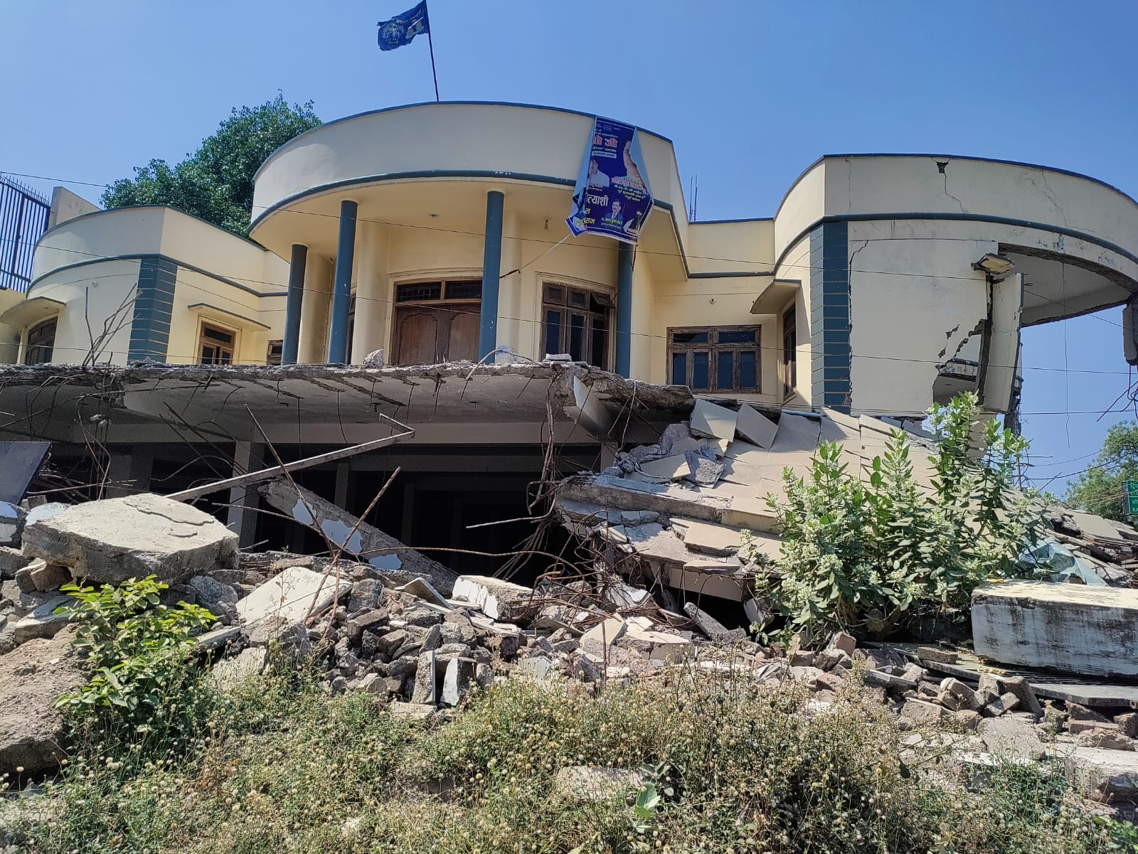 अतीक के इस ऑफिस पर दो बार बुलडोजर चला। पहली बार मायावती सरकार में, दूसरी बार योगी सरकार में।