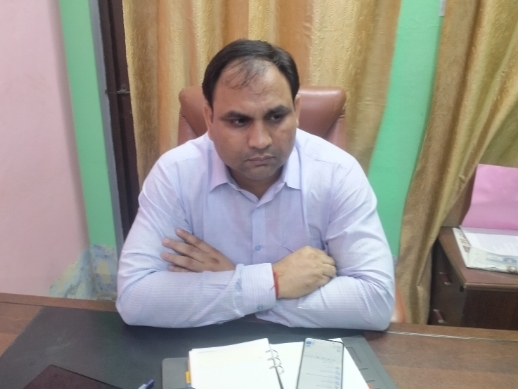 एसडीएम वीर बहादुर यादव 2015 बैच के PPS अधिकारी थे। 2 अक्टूबर 2022 में उनका ट्रांसफर कासिमाबाद तहसील हुआ था। तब से वह यहीं पोस्टेड थे।