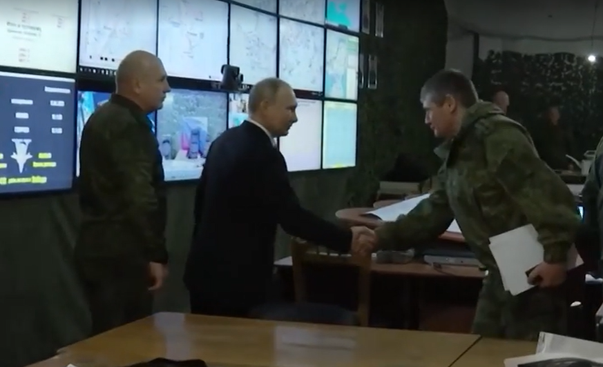 तस्वीर में पुतिन को सैनिकों के साथ रूसी हेडक्वार्टर में मिलते हुए देखा जा सकता है।