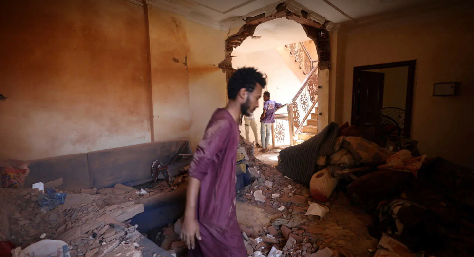 तस्वीर खार्तूम की है जहां लड़ाई के बीच एक घर टूट गया।