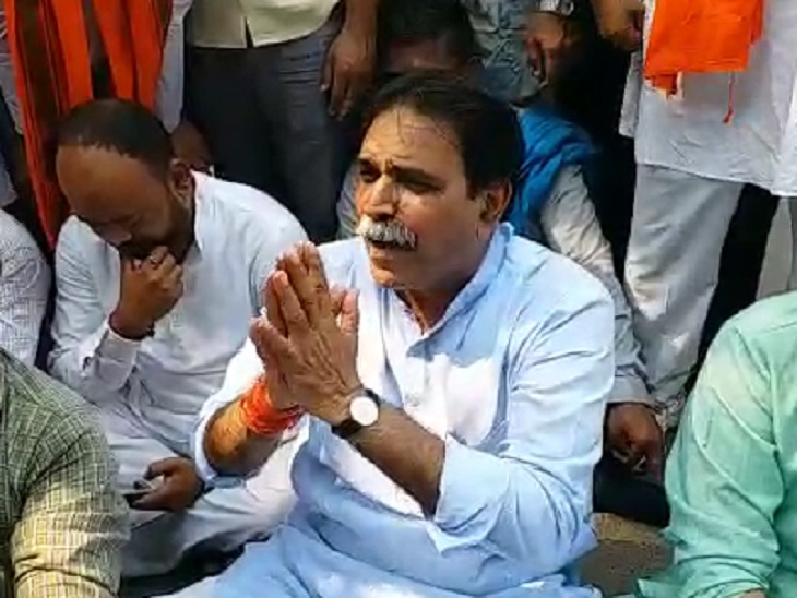 विरोध प्रदर्शन के दौरान मूणत का अलग ही अवतार देखने को मिला।