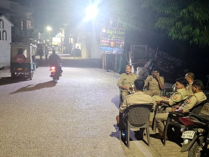 चकिया स्थित माफिया अतीक अहमद के घर पुलिस की गारद बठी रही। यहां भी सोमवार की रात 8 बजे सन्नाटा पसरा रहा।