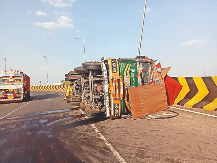 Truck full of ply wood going from Bihar to Indore overturned, accident