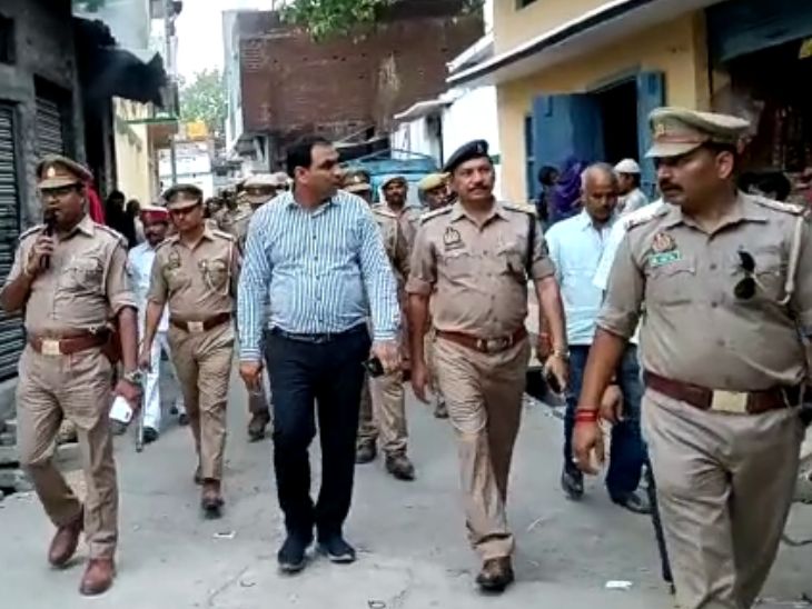 ये फोटो SDM वीर बहादुर की सोमवार की है। इसमें वो निकाय चुनाव को लेकर फ्लैग मार्च कर रहे हैं। इस दौरान वह पूरी तरह ठीक नजर आ रहे हैं।