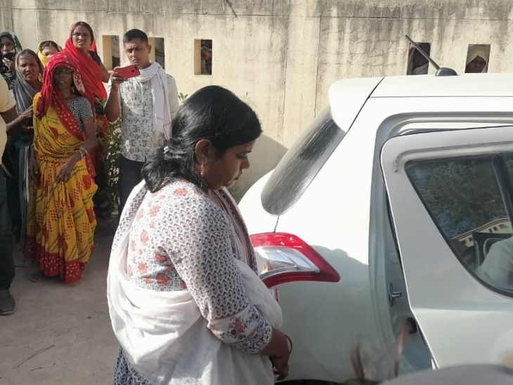पत्नी विनीता यादव भी पति के शव के साथ पोस्टमार्टम हाउस गई हैं। साथ में परिवार के और लोग भी मौजूद हैं।