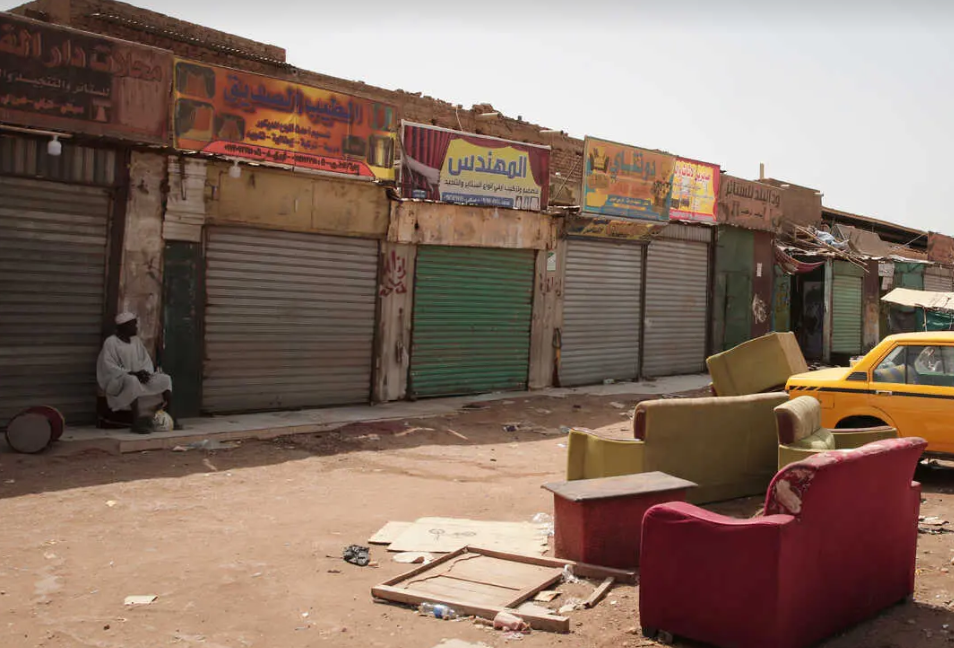 खार्तूम में सभी दुकानें बंद हैं... इसके चलते लोगों के पास खाने के सामान की कमी हो रही है।