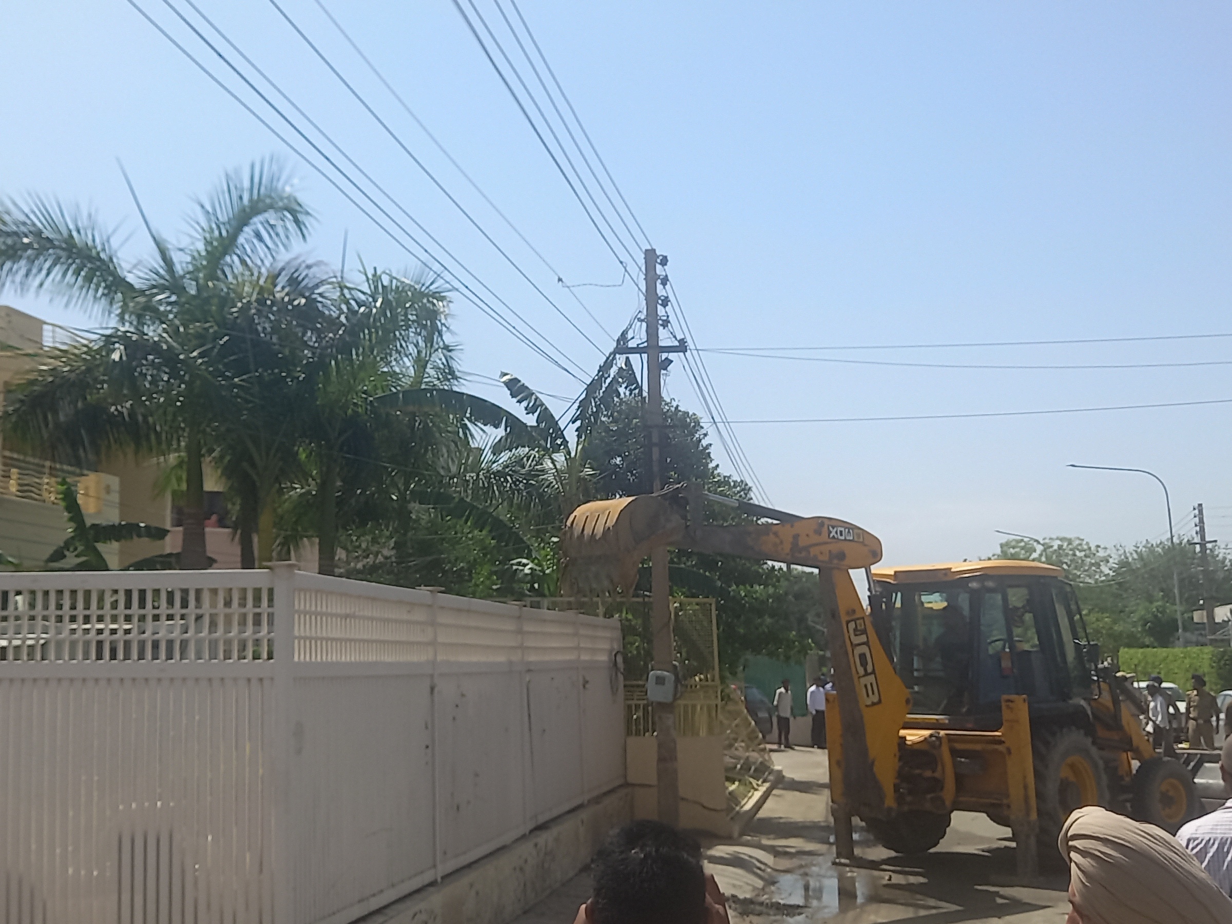 बठिंडा में अवैध निर्माण पर चला बुलडोजर, पुडा ने की कार्रवाई 3 घर के बाहर से अवैध कब्जा हटाती जेसीबी।