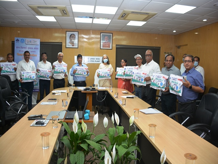 गिफ्ट मिल्क योजना का वर्चुअल उद्घाटन करती सेल चेयरमैन व अन्य - Dainik Bhaskar