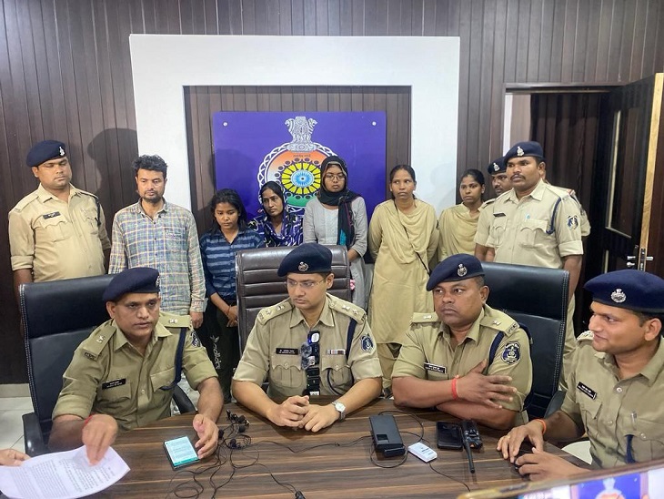 पुलिस की गिरफ्त में ठगी के चारों आरोपी, साथ ही दुर्ग एसपी अभिषेक पल्लव भी मौजूद।