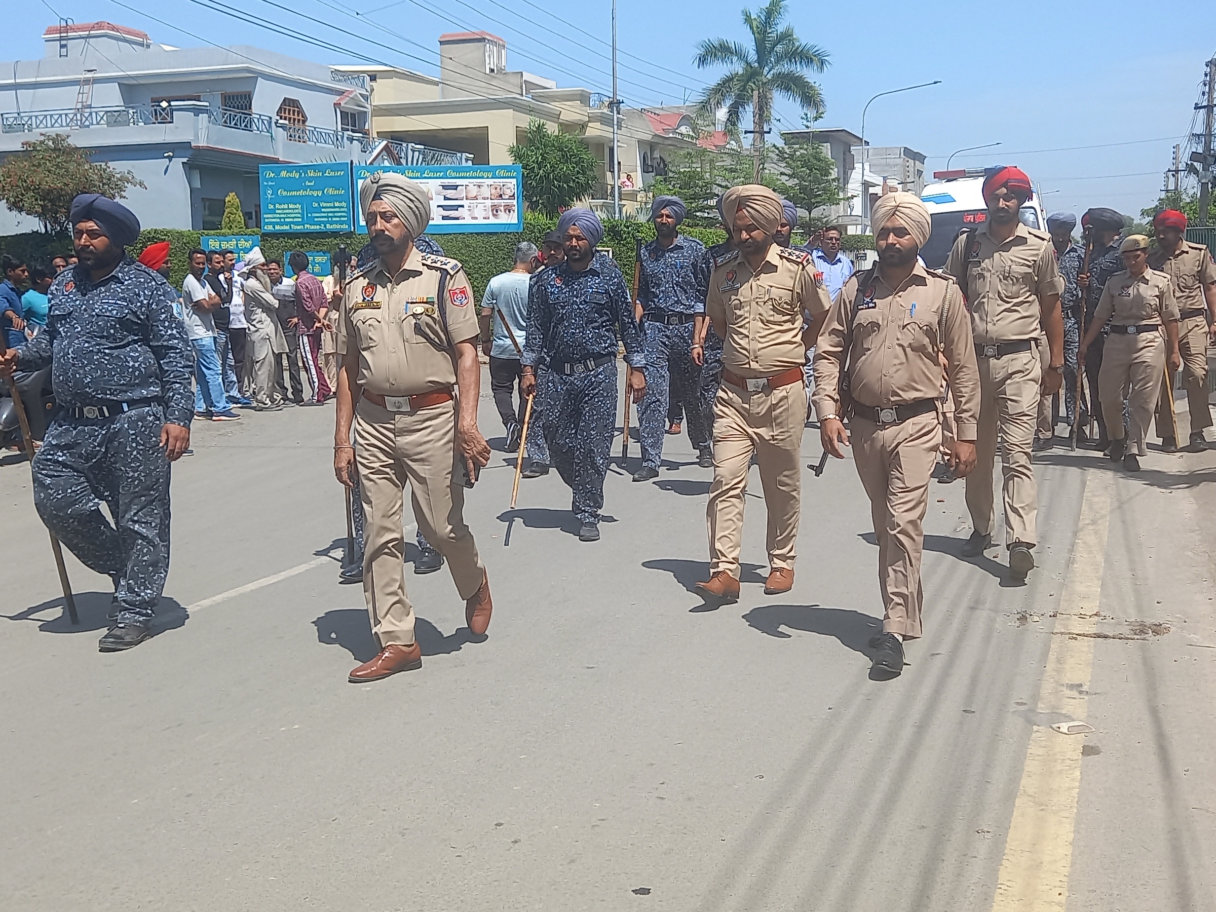 बठिंडा में अवैध निर्माण पर चला बुलडोजर, पुडा ने की कार्रवाई 2 अवैध निर्माण तोड़ने के दौरान मौजूद भारी पुलिस बल।