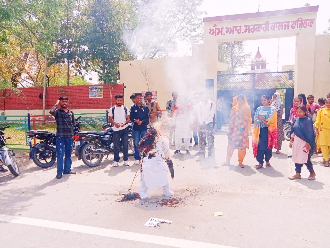 फाजिल्का में स्टूडेंट्स का प्रदर्शन, केंद्र व पंजाब सरकार का फूंका पुतला 2 एमआर गवर्नमेंट कॉलेज के बाहर सरकार का पुतला फूंकते स्टूडेंट्स।
