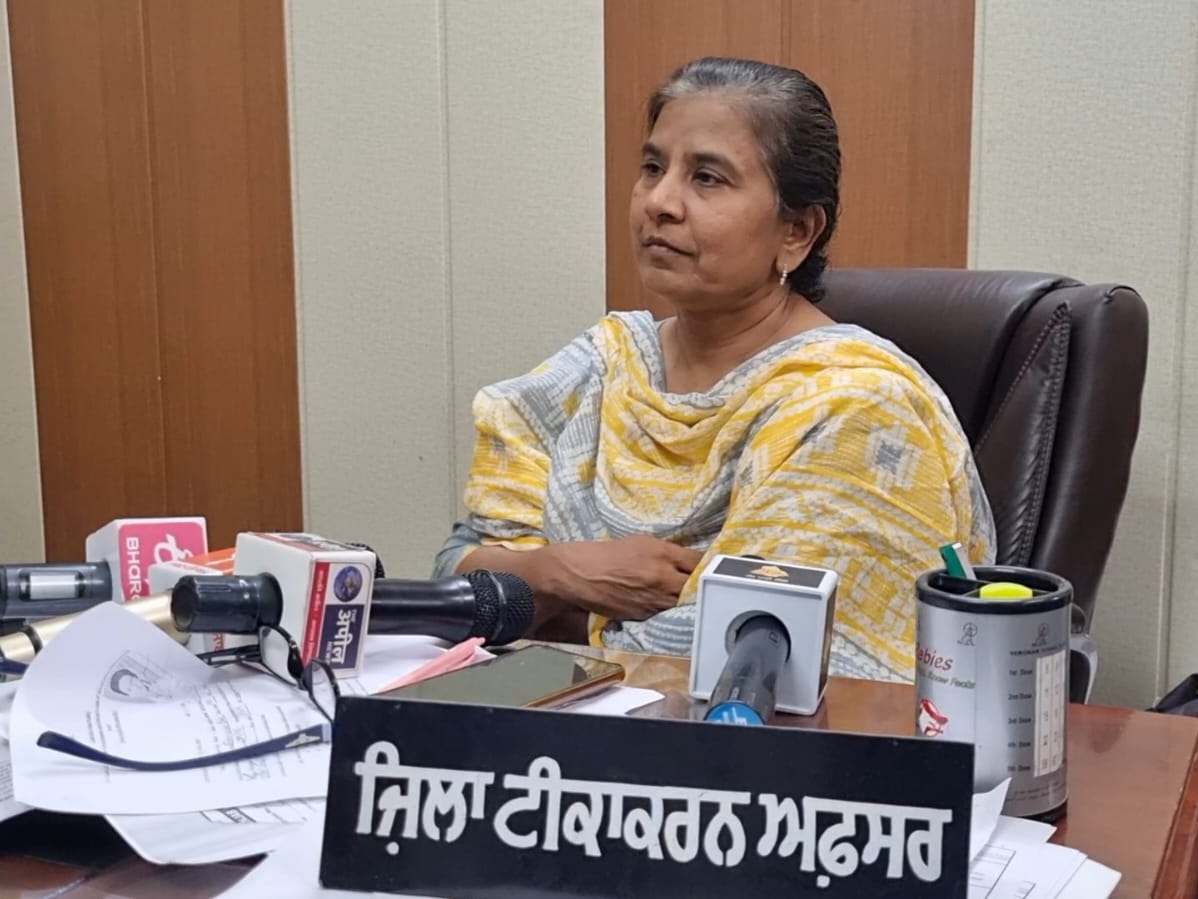 कोरोना की बढ़ी रफ्तार, बुधवार को 40 नए मामले आए सामने,10 दिनों से वैक्सीन खत्म 2 कोरोना की जानकारी देती महिला अधिकारी।