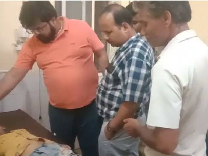 बच्चे को परिवार वाले अस्पताल ले गए, जहां उसे मृत घोषित कर दिया।