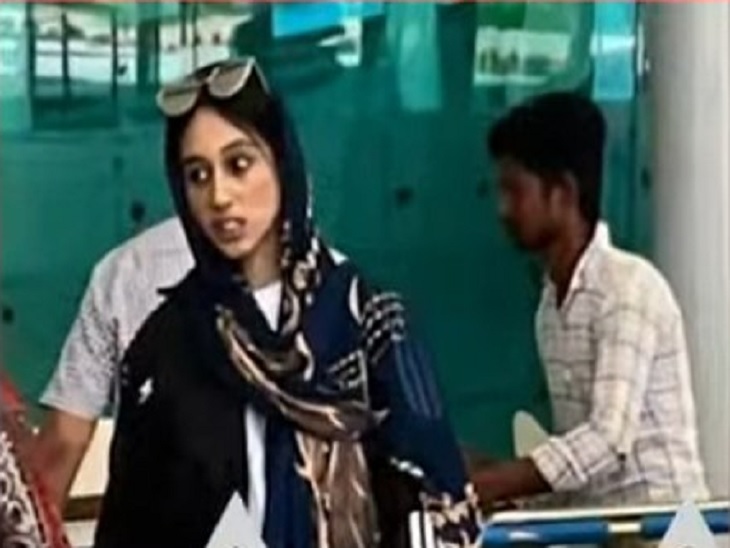 किरणदीप की यह फोटो तब की है, जब उन्हें अमृतसर एयरपोर्ट पर हिरासत में लिया गया।