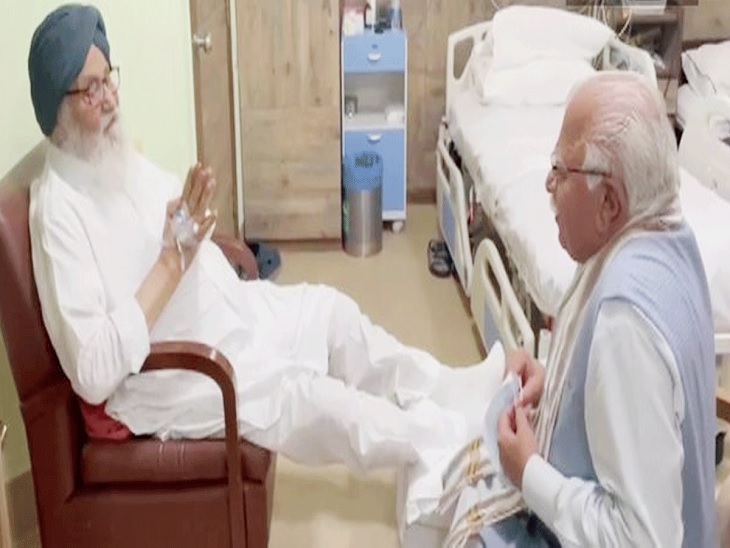 जून 2022 को अस्पताल में दाखिल प्रकाश सिंह बादल से मिलने हरियाणा के मुख्यमंत्री मनोहर लाल खट्‌टर।