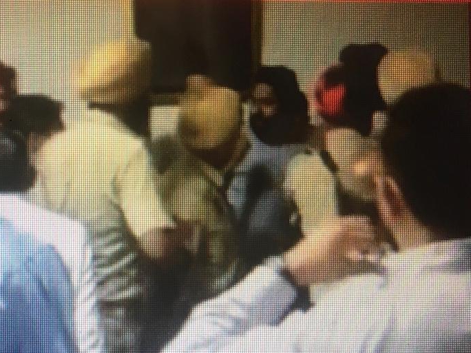 फरीदकोट में भिड़े 2 ट्रक यूनियनों के गुट: कई घायल, पुलिस आई 2 पुलिस की मौजूदगी में आपस में मारपीट करते ट्रक यूनियनों के सदस्य।