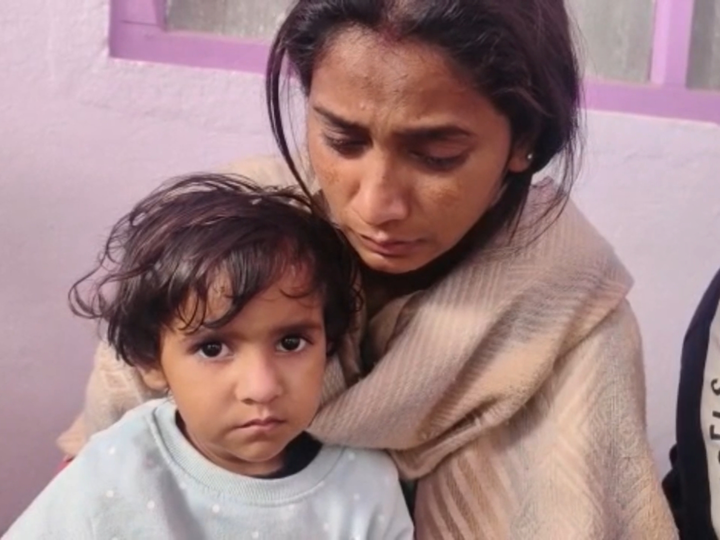 शहीद हरकिशन की पत्नी और बेटी।