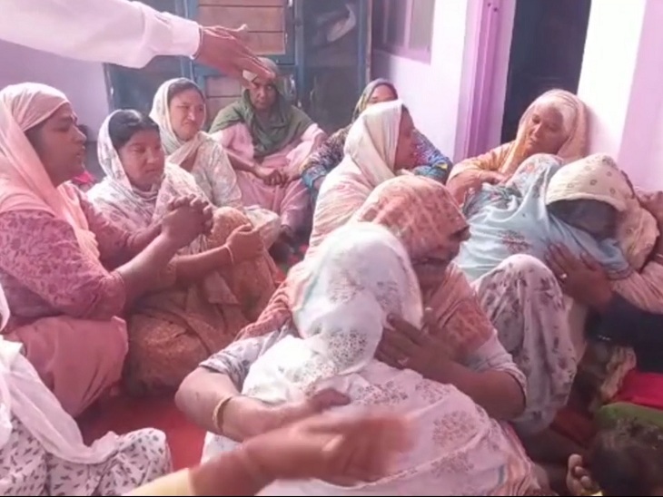 हरकिशन के घर में विलाप करती महिलाएं।