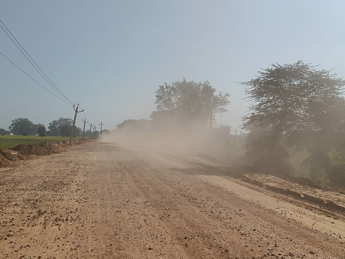 दिनभर उड़ती धूल लोगों के लिए बनी परेशानी, 28 अप्रैल से शुरू होगा डामरीकरण Delay in