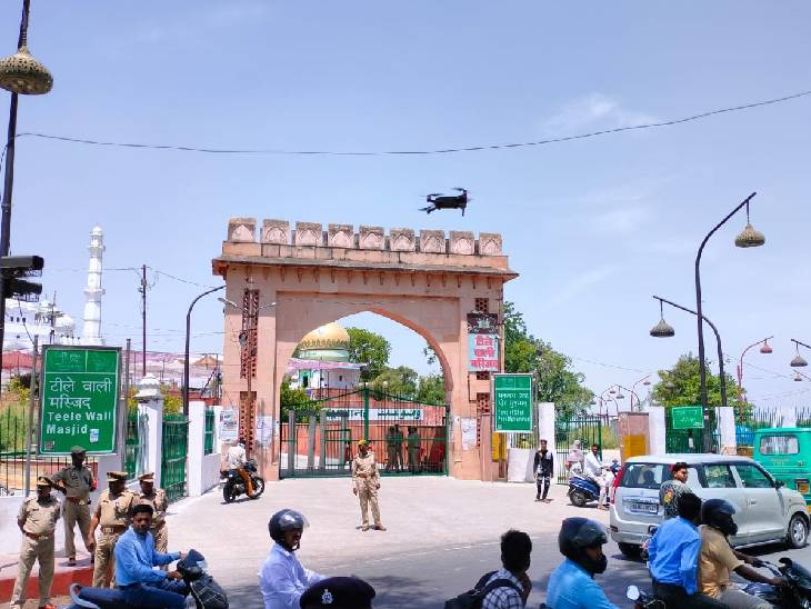 लखनऊ में टीले वाली मस्जिद और आसपास पुलिस ड्रोन से निगरानी बनाए थी।