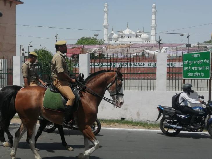 टीले वाली मस्जिद और आसपास पुलिस घोड़े पर सवार होकर गश्त करती देखी गई।