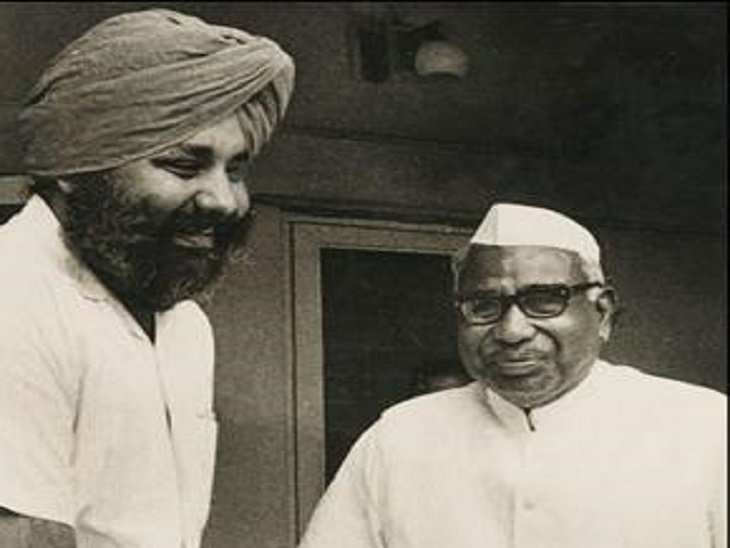 युवा प्रकाश सिंह बादल कांग्रेस नेता कांग्रेस के पूर्व प्रधान जगजीवन राम से मुलाकात करते हुए।