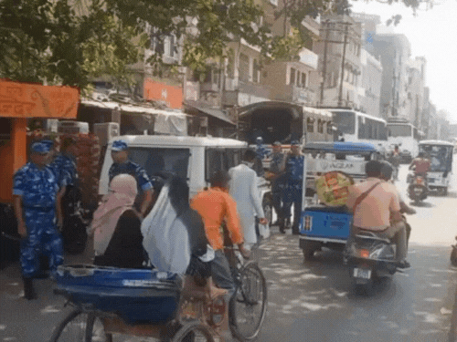 कानपुर में सड़क किनारे फोर्स तैनात रही। हर एक्टिविटी पर सुरक्षा जवान नजर बनाए रहे।