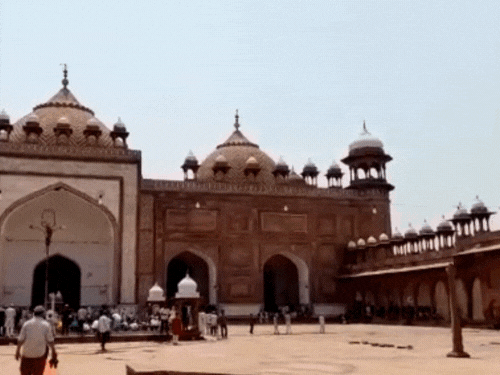 आगरा की जामा मस्जिद पर नमाज पढ़ने के लिए पहुंचे लोग।