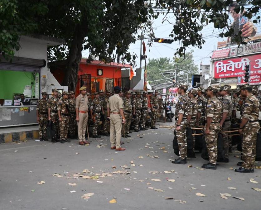 बरेली में राजा चौक के पास अर्ध सैनिक बल तैनात रही। फोर्स शहर की हर गतिविधि पर नजर बनाए रखी।