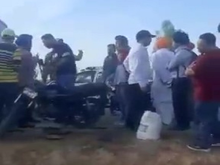 अमृतसर में रंजिशन युवकों ने रोकी चलती बस, सवारियों को लगा लूटने आए हैं 3 बस की सवारियां द्वारा घेरे गए हमलावर।