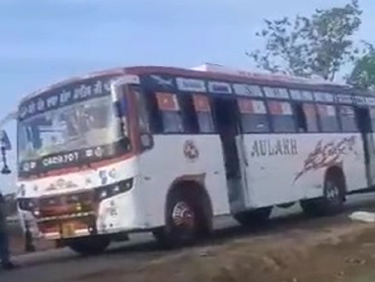 अमृतसर में रंजिशन युवकों ने रोकी चलती बस, सवारियों को लगा लूटने आए हैं 2 बोपाराय के पास घेरी गई बस।