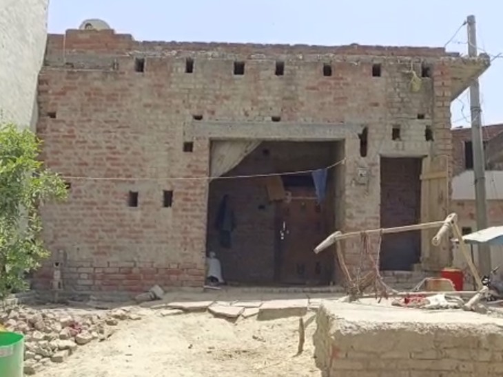 कातरवाड़ी गांव में अरुण मौर्य का घर, यहां उसके छोटे भाई-बहन चाची के साथ रहते थे। अरुण के पिता 8 साल पहले पानीपत से गांव में रहने आए थे।