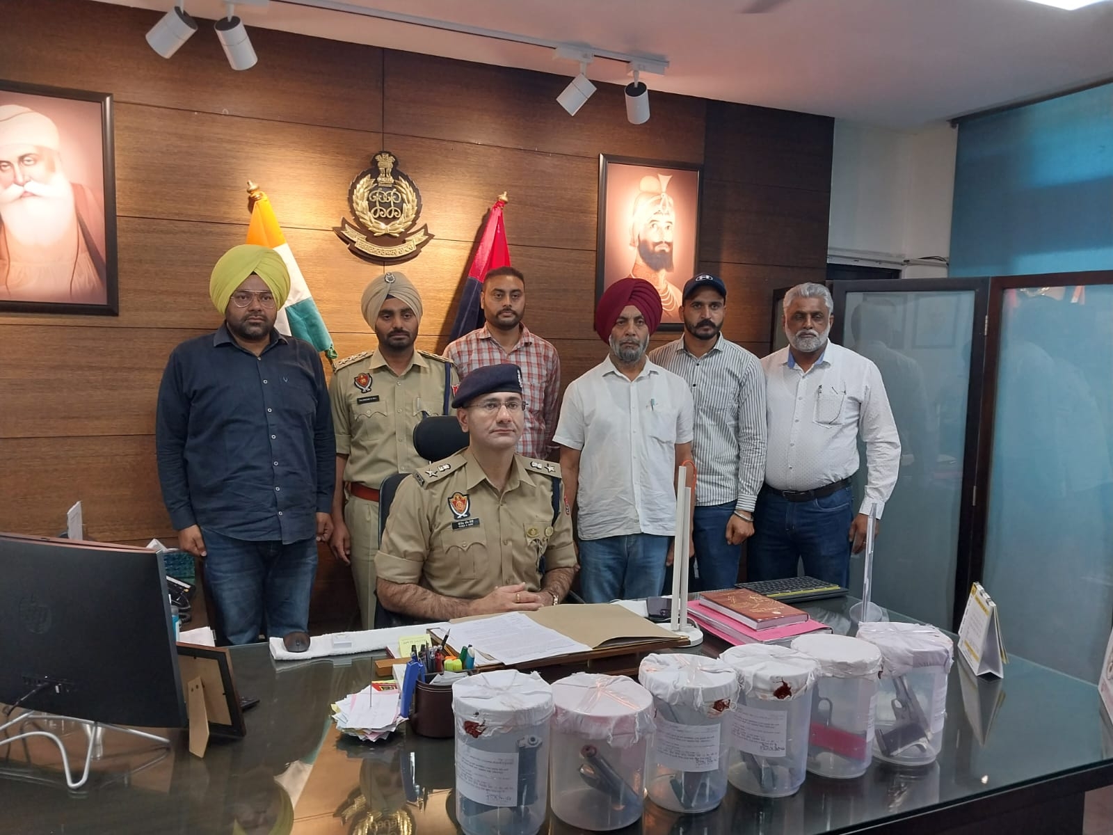 आरोपियों से बरामद पिस्टल।