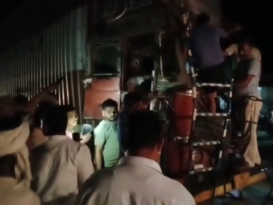 Container collided with a truck loaded with gas cylinders, the driver ...
