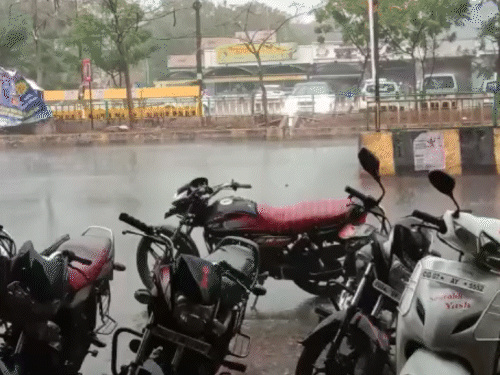 रायपुर में शाम के वक्त मौसम का मिजाज बदल गया। बारिश के कारण जो लोग जहां पर थे, वे वहीं पर रुक गए।