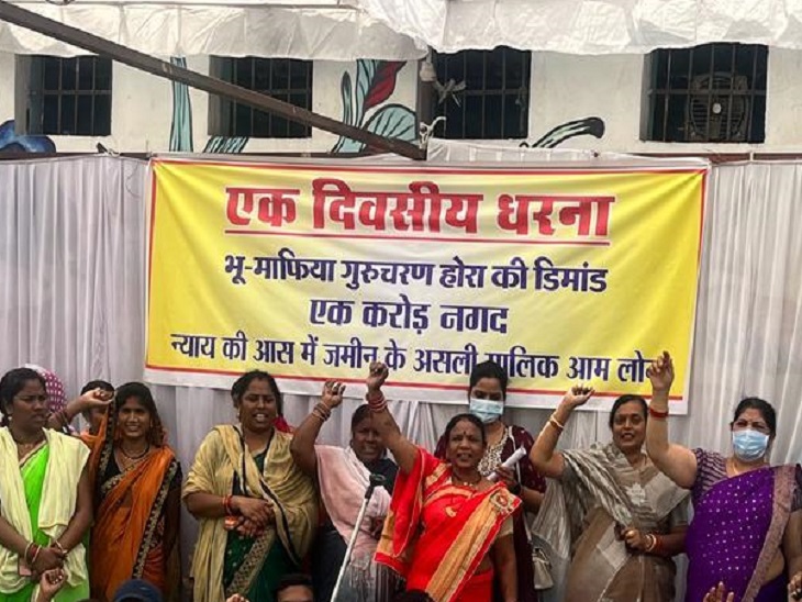 महिलाएं भी विरोध में उतरीं।