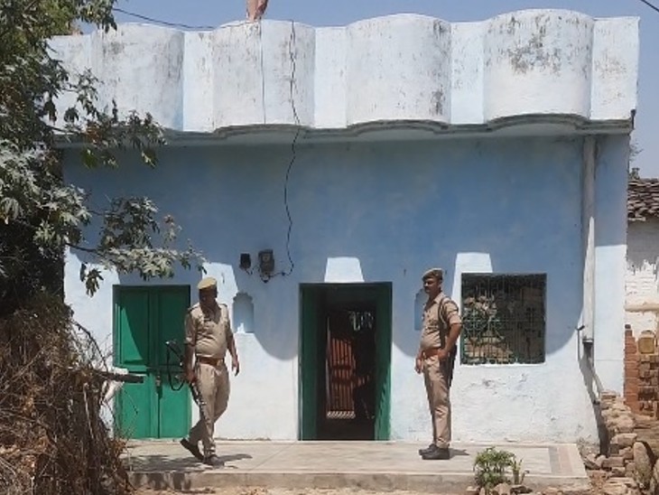 लवलेश का पुश्तैनी गांव वाला घर, वह यहां बहुत नहीं आता था। गांव के लोगों से भी उसका ज्यादा मिलना नहीं था, इसलिए उसके बारे में कम ही लोग जानते हैं।