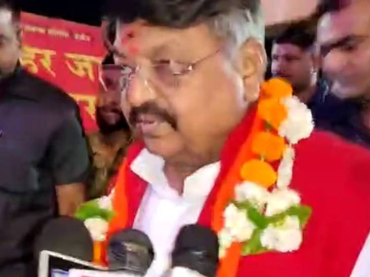 बीजेपी के महासचिव कैलाश विजयवर्गीय ने उज्जैन में भगवान महाकाल के दर्शन किए। इसके बाद मीडिया से चर्चा कर दिग्विजय सिंह के बयान पर पलटवार किया।