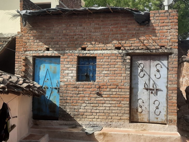 सनी की मां किशना इसी घर में रहती हैं, वे अकेली हैं और बकरी पालकर खर्च चलाती हैं।