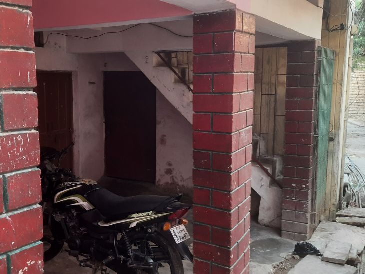 लवलेश का परिवार एक संकरी गली में बने इसी मकान में रहता है। बाहर से घर बड़ा दिखता है, लेकिन अंदर दो ही कमरे हैं।