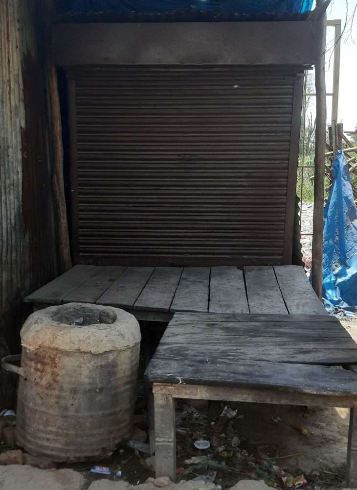 कुरारा बाजार में मेन रोड पर पिंटू सिंह की चाय की दुकान है। शटर बंद है, बाहर भट्‌टी रखी है। एक तख्त भी पड़ा है।