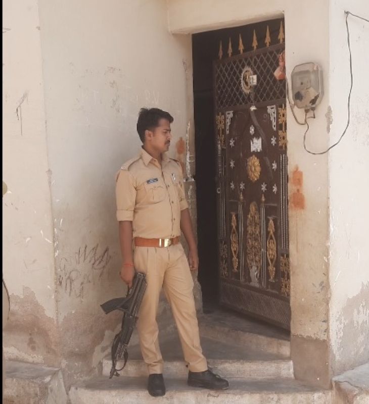 अतीक और अशरफ की हत्या के बाद से ही सनी के घर पुलिस तैनात है। परिवार बाहर नहीं निकल सकता, इसलिए पुलिसवाले ही उनके खाने-पीने का इंतजाम कर रहे हैं।